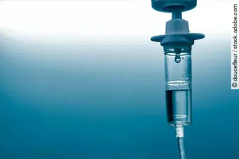 Infusion mit klarer Flüssigkeit