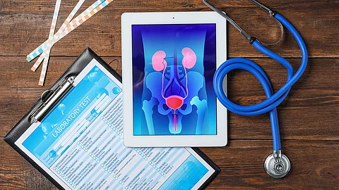 Auf einem Holztisch liegen ein Tablet mit einer grafischen Darstellung der menschlichen Prostata, medizinische Fragebögen, Wattestäbchen und ein Stethoskop Auf einem Holztisch liegen ein Tablet mit einer grafischen Darstellung der menschlichen Prostata, medizinische Fragebögen, Wattestäbchen und ein Stethoskop