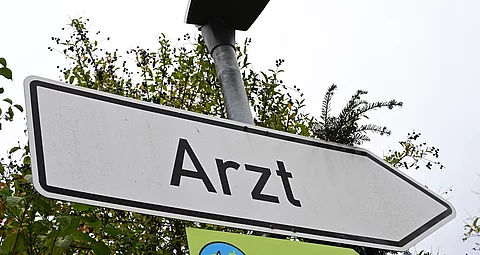 Arztschild: Bis 2030 könnten in Sachsen-Anhalt über 500 Arztstellen unbesetzt bleiben – Förderprogramme sollen gegensteuern.