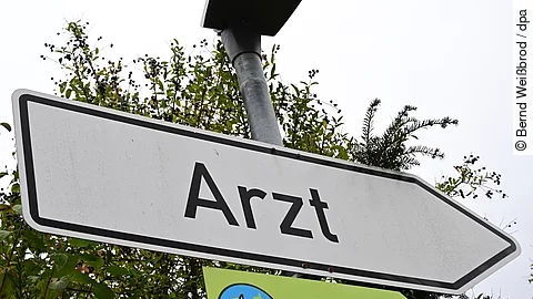 Arztschild: Bis 2030 könnten in Sachsen-Anhalt über 500 Arztstellen unbesetzt bleiben – Förderprogramme sollen gegensteuern.