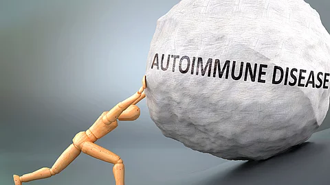 Autoimmunerkrankung - symbolhaft dargestellt als hölzerne Figur, die ein schweres Gewicht schieben muss