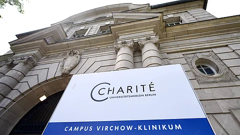 Der Eingang zum Campus Virchow Klinikum (Virchow-Krankenhaus) der Charité am Augustenburger Platz.