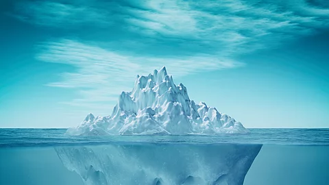 Eisbergs im Ozean: Nur die Spitze ragt über die Wasseroberfläche, während der größte Teil unter Wasser verborgen bleibt. Eisbergs im Ozean: Nur die Spitze ragt über die Wasseroberfläche, während der größte Teil unter Wasser verborgen bleibt.
