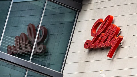 Blick auf den Schriftzug "Lilly" an der Fassade von einem Gebäude des Pharma-Unternehmens Eli Lilly in Bad Homburg