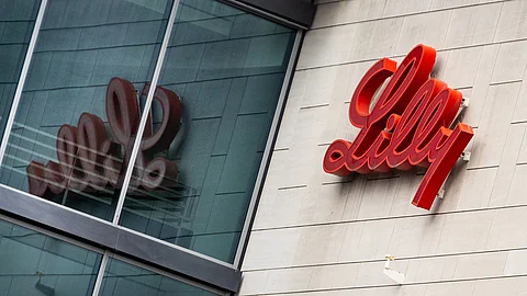 Blick auf den Schriftzug "Lilly" an der Fassade von einem Gebäude des Pharma-Unternehmens Eli Lilly in Bad Homburg.