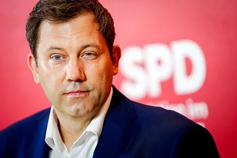 Lars Klingbeil - überstandene Zungenkrebserkrankung Lars Klingbeil - überstandene Zungenkrebserkrankung