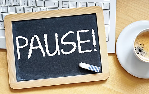 Pause - ein Schriftzug auf einer Tafel