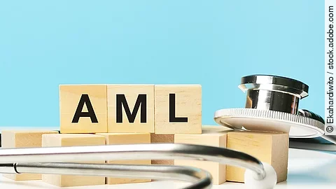 Der Betriff AML geschrieben auf hölzernen Würfeln