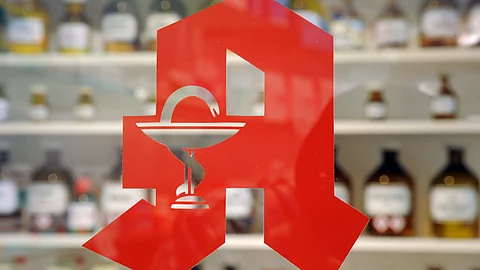  Apotheken-Logo an der Tür einer Apotheke