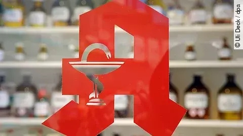  Apotheken-Logo an der Tür einer Apotheke