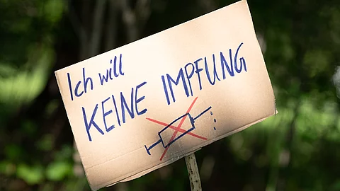 Impfgegner: Ein handgeschriebenes Schild mit der Aufschrift „Ich will keine Impfung“ und einer durchgestrichenen Spritze