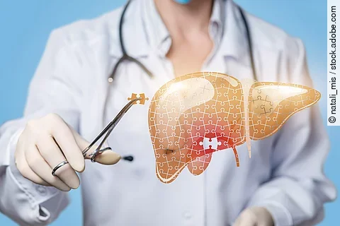 Arzt operiert Leber (Symbolbild)