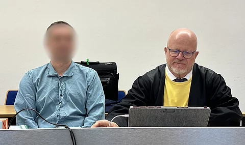 Der angeklagte Pfleger (l) sitzt neben seinem Verteidiger Hubertus Werner in einem Saal des Landgerichtes Landshut. 