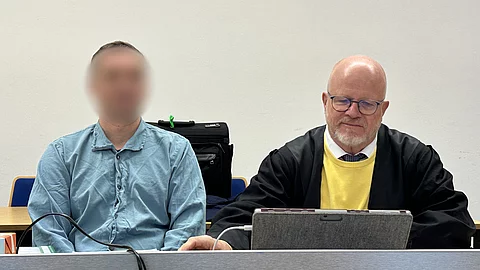 Der angeklagte Pfleger (l) sitzt neben seinem Verteidiger Hubertus Werner in einem Saal des Landgerichtes Landshut. Der angeklagte Pfleger (l) sitzt neben seinem Verteidiger Hubertus Werner in einem Saal des Landgerichtes Landshut.