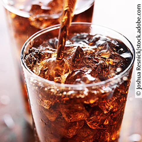 Zwei Glas Cola mit Eiswürfeln