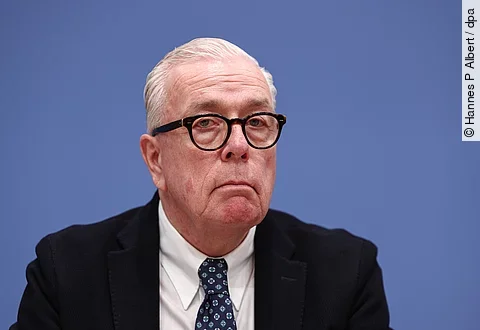 urn:newsml:dpa.com:20090101:250526-935-611535 Ärztepräsident Klaus Reinhardt sieht in KI eine große Chance für mehr Effizienz in Praxen und Kliniken.