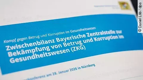 Zwischenbericht der bayerischen Zentralstelle zur Bekämpfung von Betrug und Korruption im Gesundheitswesen; zu sehen ist die Titelseite mit blauem Layout und Landeswappen.