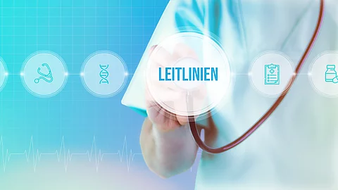 Medizinische Leitlinien. Arzt mit Stethoskop im Fokus. Icons und Text auf einem digitalen Interface. Medizinische Technologie
