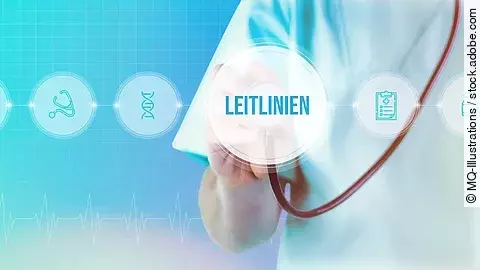 Medizinische Leitlinien. Arzt mit Stethoskop im Fokus. Icons und Text auf einem digitalen Interface. Medizinische Technologie