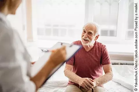 Ein älterer Mann im Gespräch mit einer Ärztin 