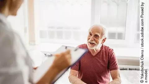 Ein älterer Mann im Gespräch mit einer Ärztin 