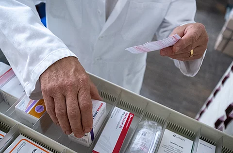 Apotheker checkt, ob rezeptpflichtiges Medikament vorrätig ist.