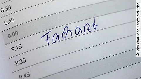 Ein Facharzt-Termin wurde in einem Terminkalender notiert.