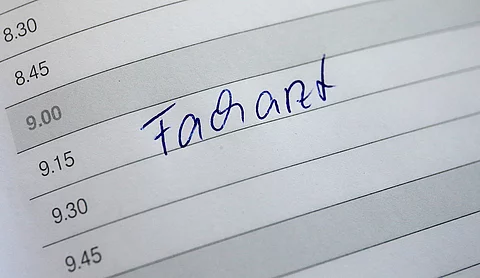Ein Facharzt-Termin wurde in einem Terminkalender notiert.