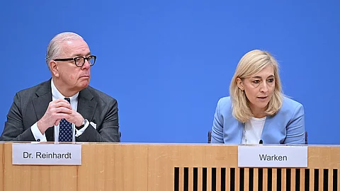 Bundesgesundheitsministerin Nina Warken (r, CDU) spricht während einer Pressekonferenz zur Stellungnahme der Ärztekammer zu den Anforderungen an ein tragfähiges Public-Health-System in Deutschland Bundesgesundheitsministerin Nina Warken (r, CDU) spricht während einer Pressekonferenz zur Stellungnahme der Ärztekammer zu den Anforderungen an ein tragfähiges Public-Health-System in Deutschland. Neben ihr sitzt Klaus Reinhardt, Präsident der Ärztekammer.