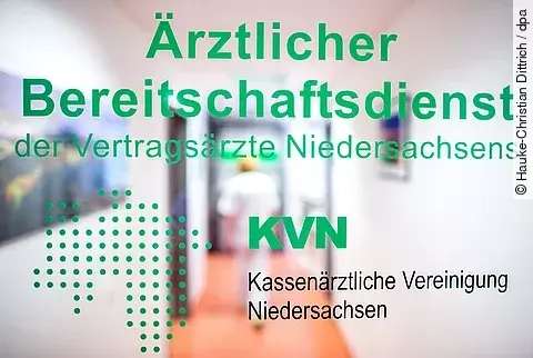 Die Aufschrift «Ärztlicher Bereitschaftsdienst» steht auf einer Glastür. Die Aufschrift «Ärztlicher Bereitschaftsdienst» steht auf einer Glastür.
