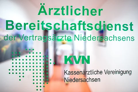 Die Aufschrift «Ärztlicher Bereitschaftsdienst» steht auf einer Glastür.
