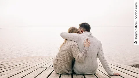 couple hugging on a pier Paar umarmt sich: Glückliche Partnerschaft schützt vor Chemobrain