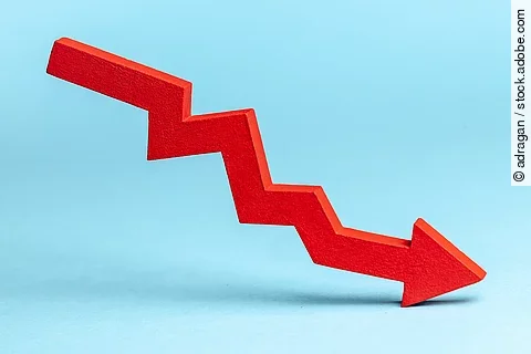 roter Pfeil, der einen Rückgang anzeigt