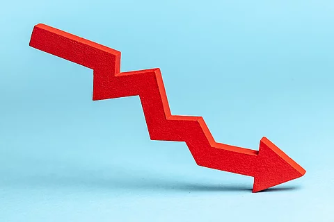 roter Pfeil, der einen Rückgang anzeigt