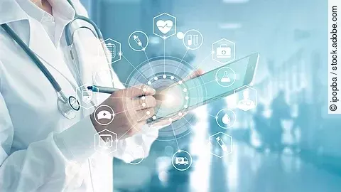 Arzt gibt Daten über ein Tablet ein.