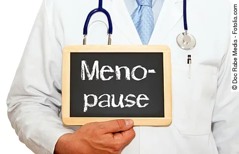 Arzt hält Schild mit Beschriftung "Menopause" hoch