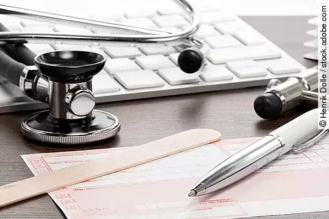 Rezept für Medikamente auf dem Schreibtisch einer Arzt Praxis Rezept für Medikamente auf dem Schreibtisch einer Arzt Praxis