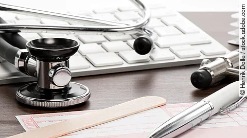 Rezept für Medikamente auf dem Schreibtisch einer Arzt Praxis