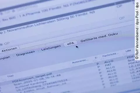 Computerbildschirm zeigt Menüpunkt zur elektronischen Patientenakte (ePA) in einer medizinischen Software Computerbildschirm zeigt Menüpunkt zur elektronischen Patientenakte (ePA) in einer medizinischen Software