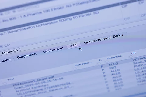 Computerbildschirm zeigt Menüpunkt zur elektronischen Patientenakte (ePA) in einer medizinischen Software
