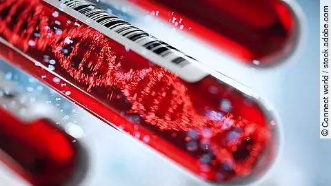 DNA-Molekül, das sich im Reagenzglas des Bluttestgeräts bildet. DNA-Molekül, das sich im Reagenzglas des Bluttestgeräts bildet.