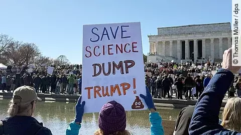 Menschen mit Plakaten stehen vor dem US-Kapitol und demonstrieren für Wissenschaftsfreiheit und den Erhalt von Forschungsgeldern.