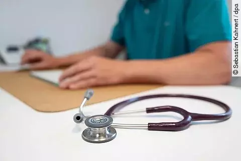 urn:newsml:dpa.com:20090101:250726-935-734078 Arzt am Tisch mit Stethoskop