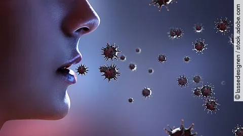 Frau atmet Viren aus