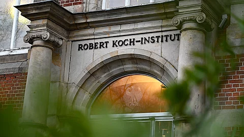 Historische Fassade des Robert Koch-Instituts mit steinernem Portal und Schriftzug „Robert Koch-Institut“ über dem Eingang. Historische Fassade des Robert Koch-Instituts mit steinernem Portal und Schriftzug „Robert Koch-Institut“ über dem Eingang.