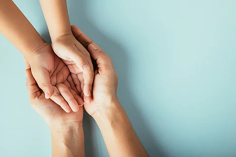 Offene Hände von Mutter und Kind, die ineinander ruhen Offene Hände von Mutter und Kind, die ineinander ruhen