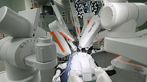 Der OP-Roboter Hugo wird in einem Operationssaal der Klinik für Urologie im Universitätsklinikum Carl Gustav Carus vorgestellt.